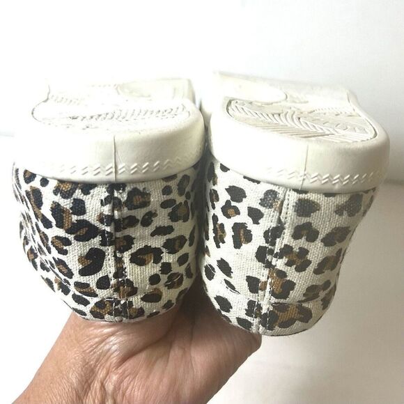 Tommy Bahama Fabric Shoe Womens Size 9 Cheetah Print Slip On Comfort Casual Flat - Picture 8 of 11